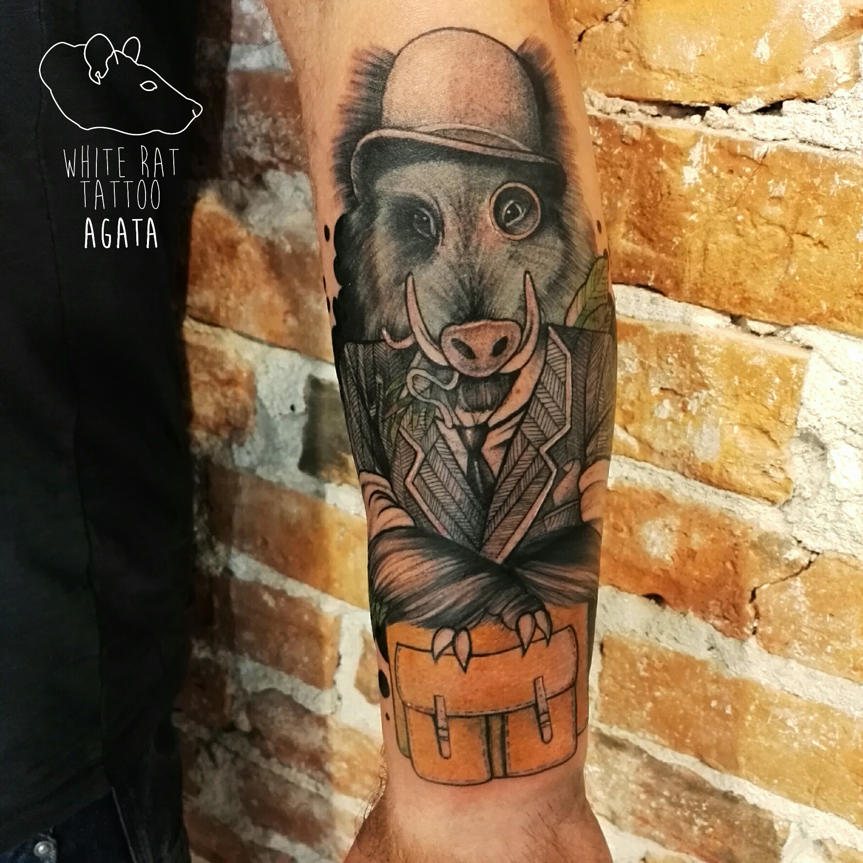 Tatuaż eleganckiego dzika wykonany przez Agatę Kacperczyk w studio tatuażu White Rat Tattoo Warszawa