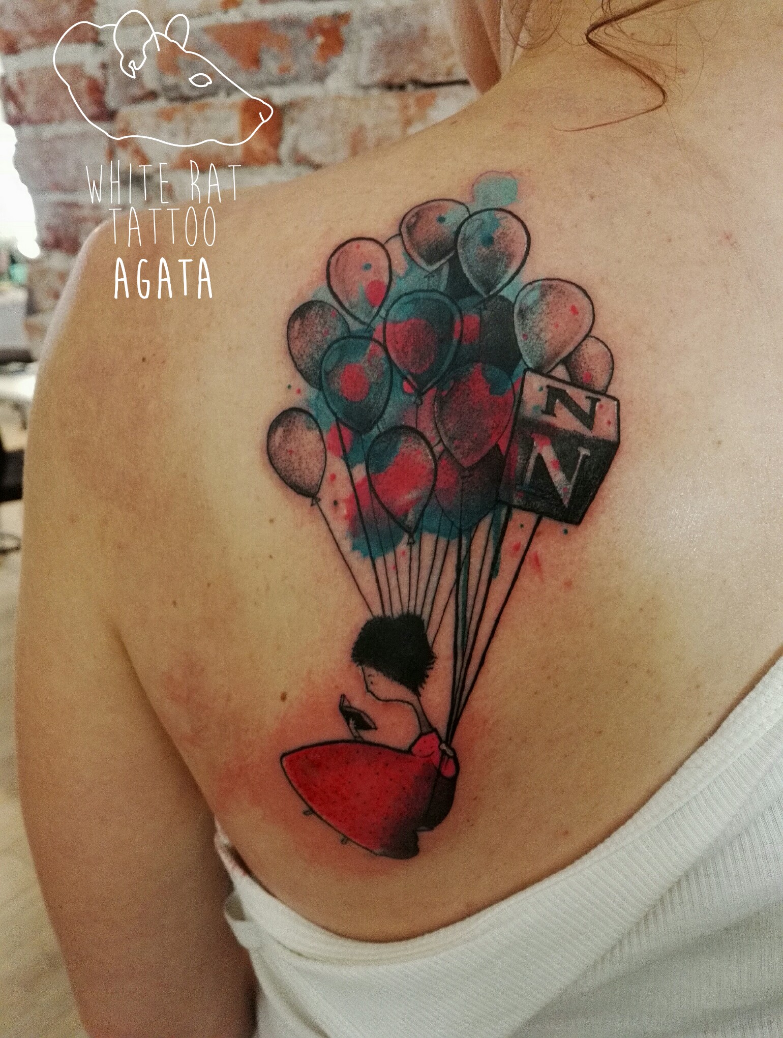 Tatuaż dziewczynka z balonami wykonany przez Agatę Kacperczyk w studio tatuażu White Rat Tattoo Warszawa