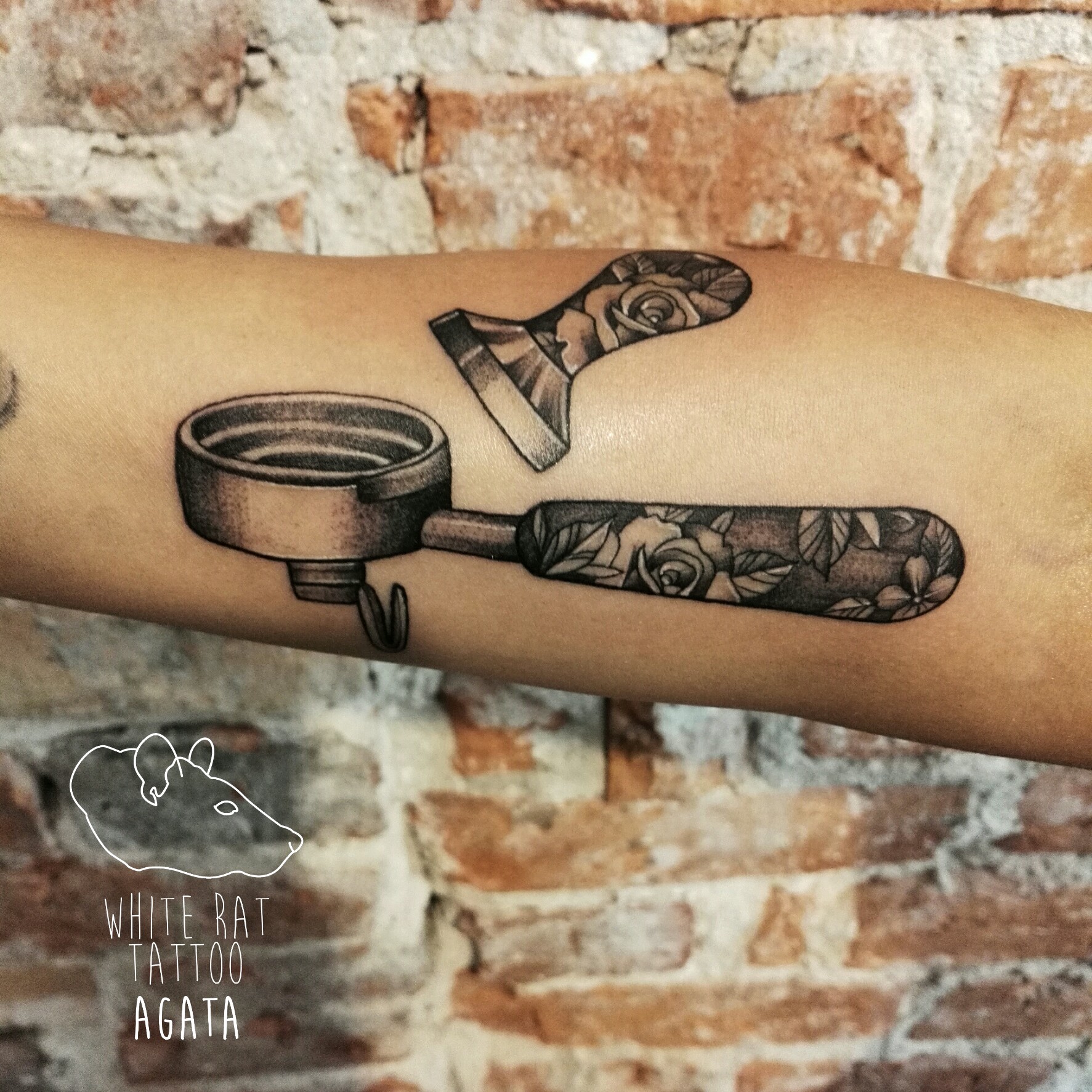 Tatuaż tampera do kawy wykonany przez Agatę Kacperczyk w studio tatuażu White Rat Tattoo Warszawa