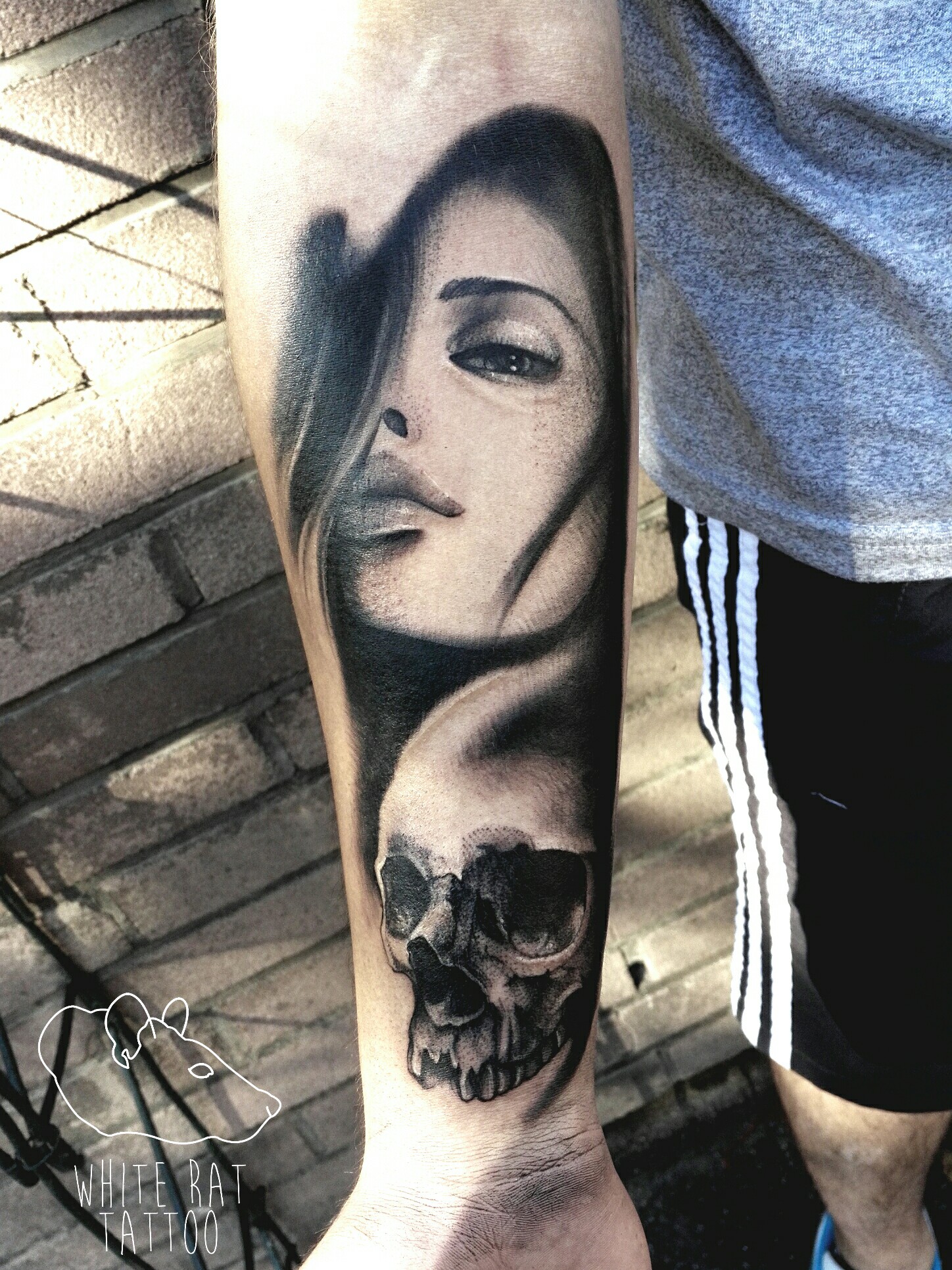 Tatuaż kobiety z czaszką wykonany przez Agatę Kacperczyk w studio tatuażu White Rat Tattoo Warszawa