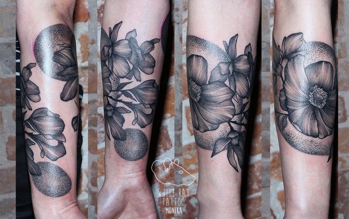 Tatuaż kwiaty wykonany przez Monikę Michniewicz w studio tatuażu White Rat Tattoo Warszawa