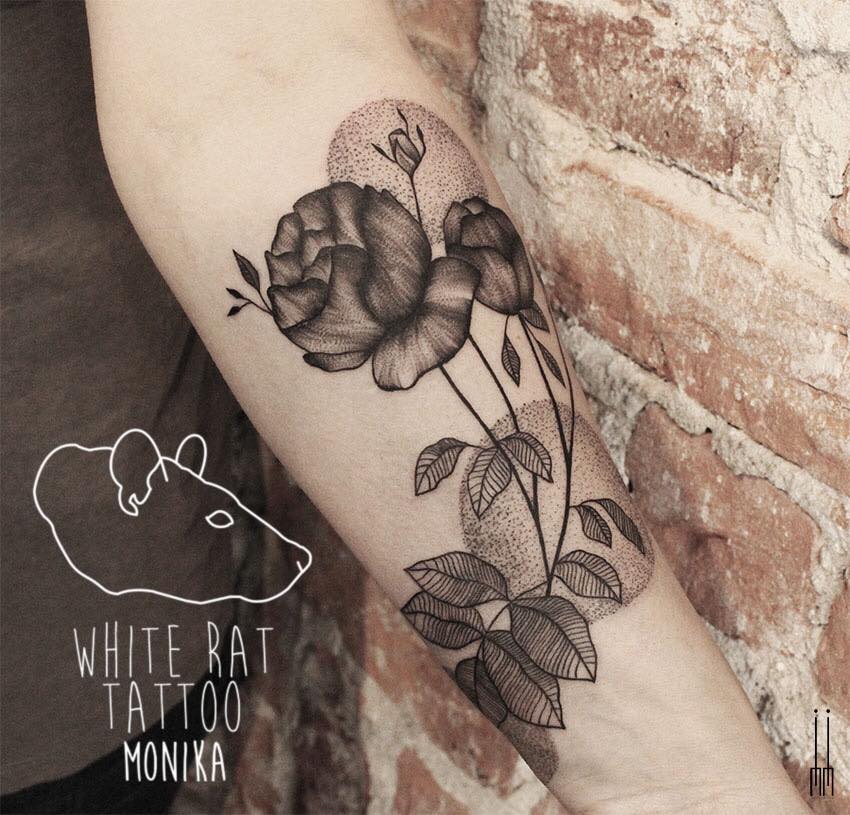 Tatuaż kwiaty wykonany przez Monikę Michniewicz w studio tatuażu White Rat Tattoo Warszawa