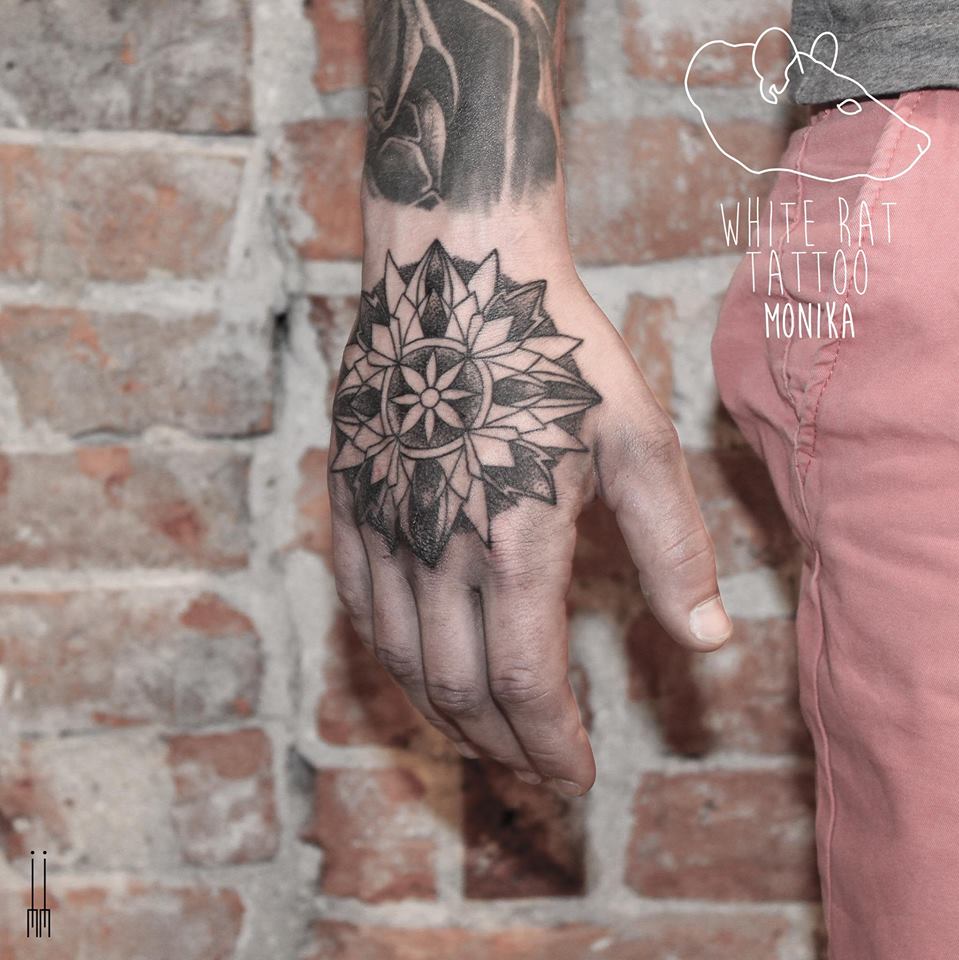Tatuaż na dłoni wykonany przez Monikę Michniewicz w studio tatuażu White Rat Tattoo Warszawa