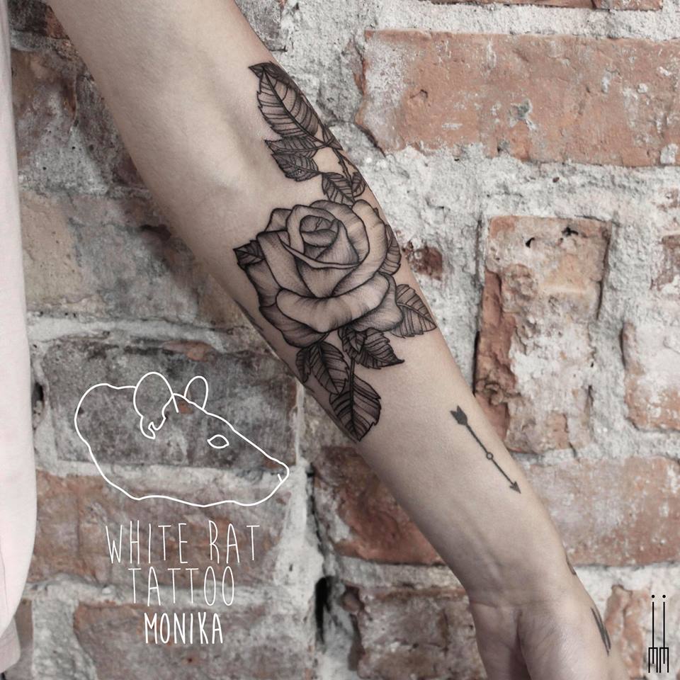 Tatuaż róża wykonany przez Monikę Michniewicz w studio tatuażu White Rat Tattoo Warszawa