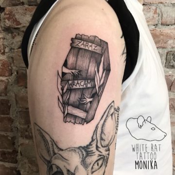 Monika Michniewicz Studio Tatuażu Warszawa White Rat Tattoo Tatuaż Trumna