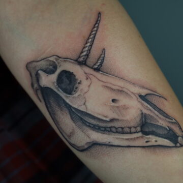 White Rat Tattoo studio tatuażu Warszawa Foxey tatuaż czaszka jednorożec