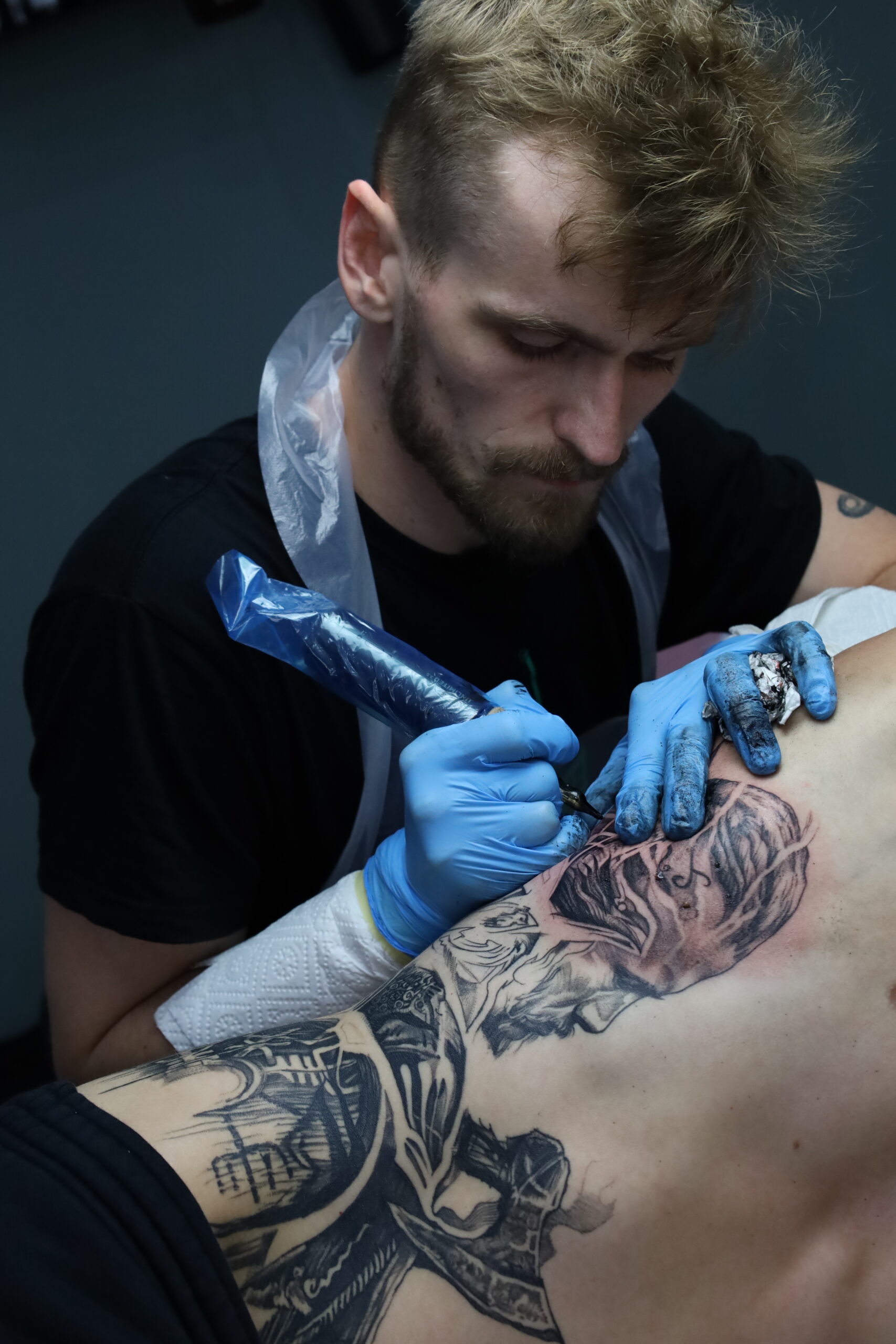 Tatuator warszawskiego Studia Tatuażu White Rat Tattoo Tomek