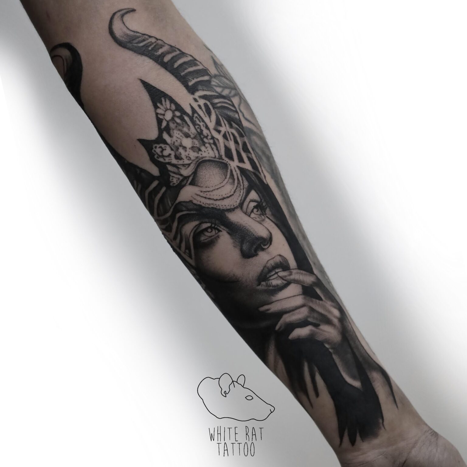 White Rat Tattoo Studio Tatuażu Warszawa Tomek Realistyczny Tatuaż Czarodziejki