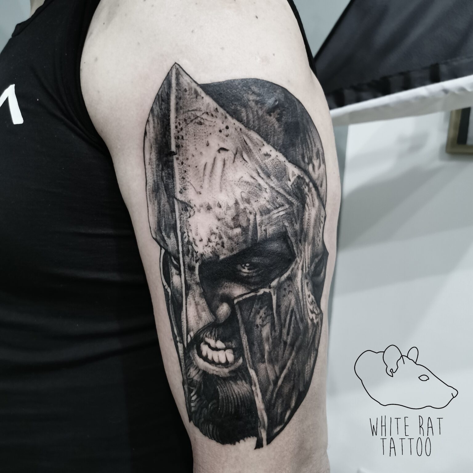 White Rat Tattoo Studio Tatuażu Warszawa Tomek Realistyczny Tatuaż Wojownik Troja Sparta 2