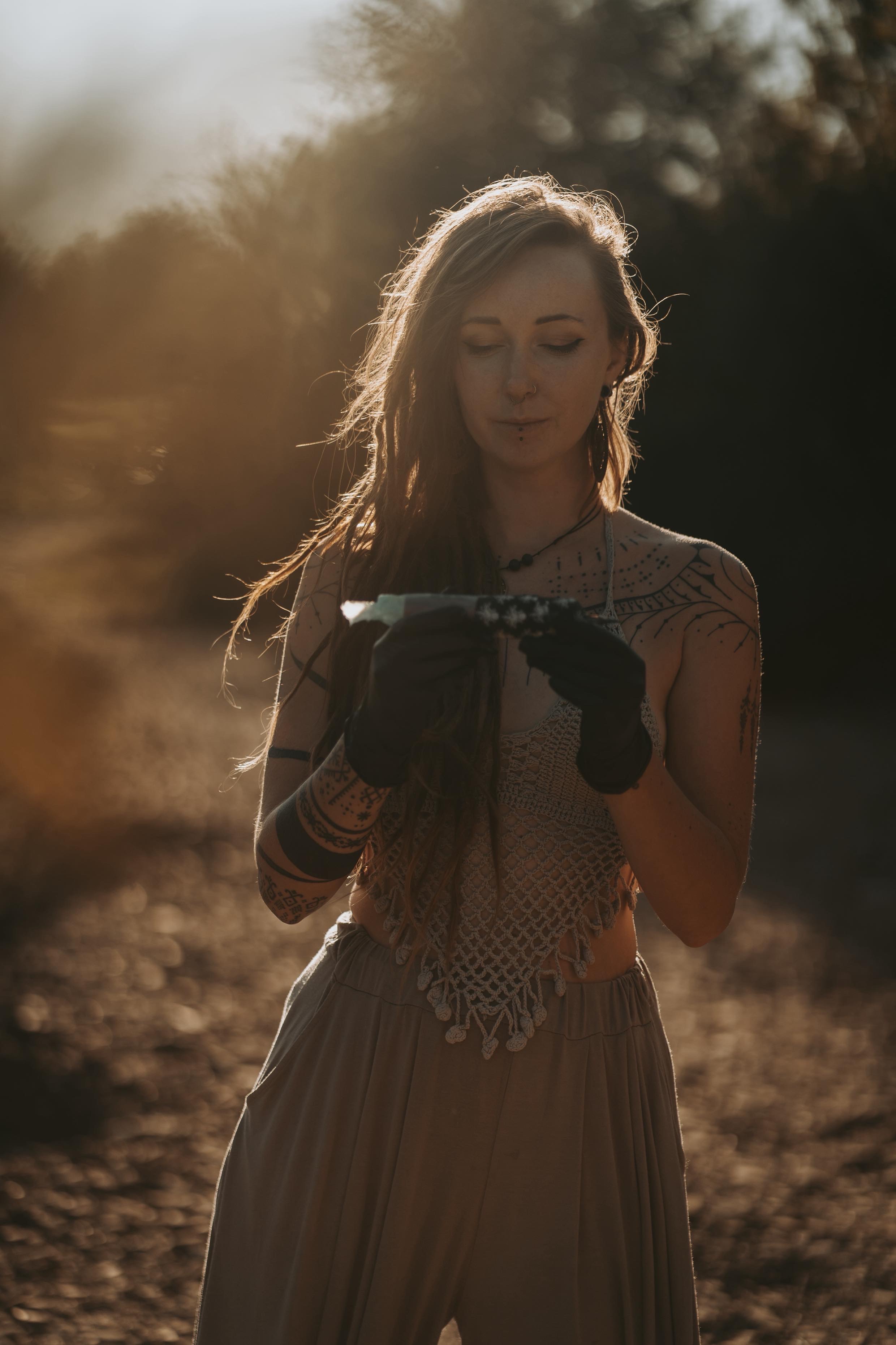 Aleksandra – tatuatorka w White Rat Tattoo Warszawa specjalizująca się w tatuażu etnicznym, neotribal i dotwork, portret w naturalnym świetle z widocznymi geometrycznymi wzorami tatuażu.