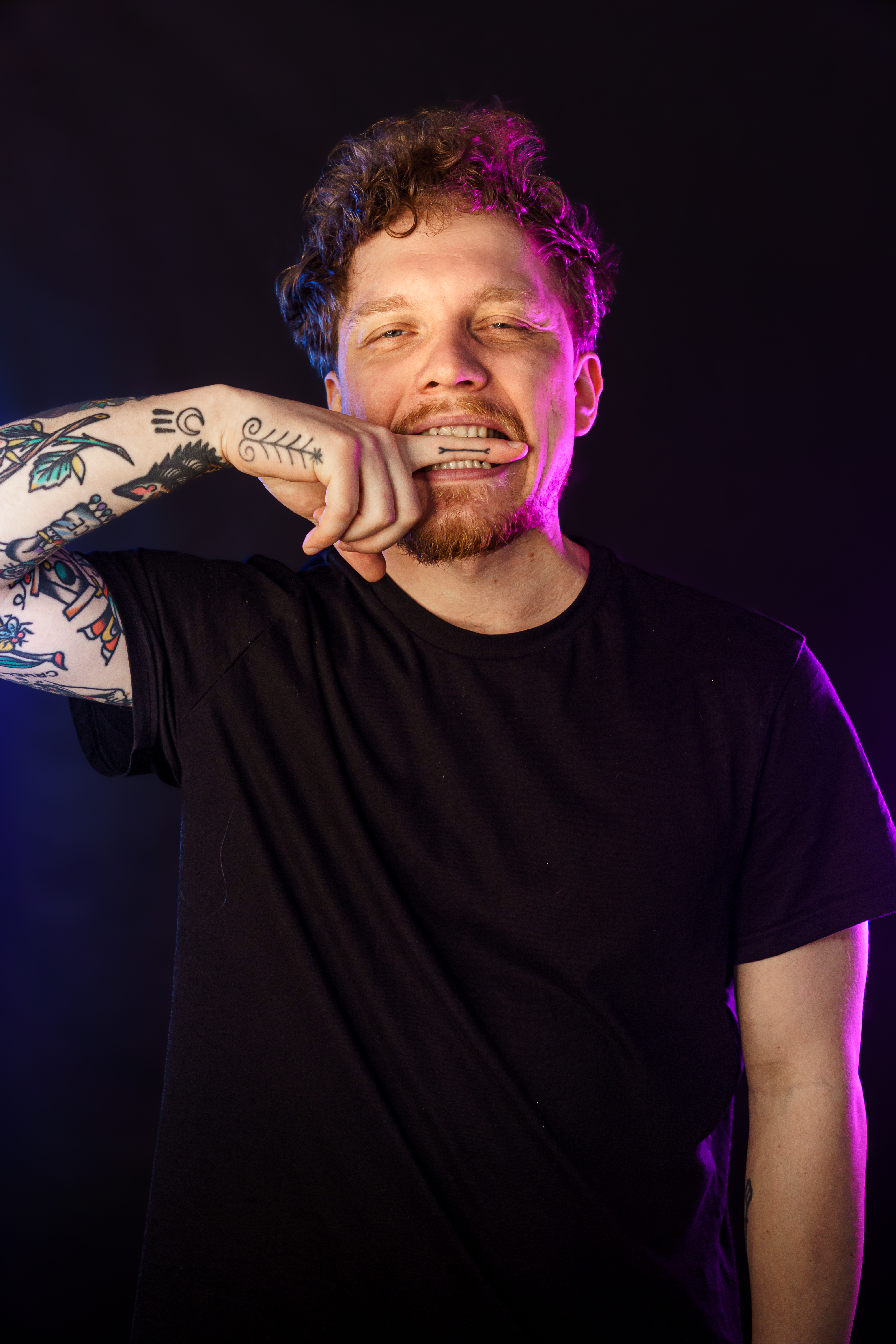 Czarek – tatuator specjalizujący się w tatuażach American Traditional i oldschool w White Rat Tattoo Warszawa